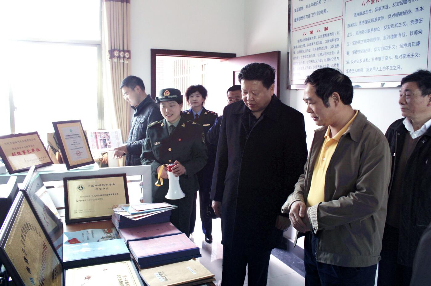 2011年3月，国家工商局总局个体司司长李玉家受中央组织部委托视察完美平台_完美（中国）一站式服务平台党建工作.JPG