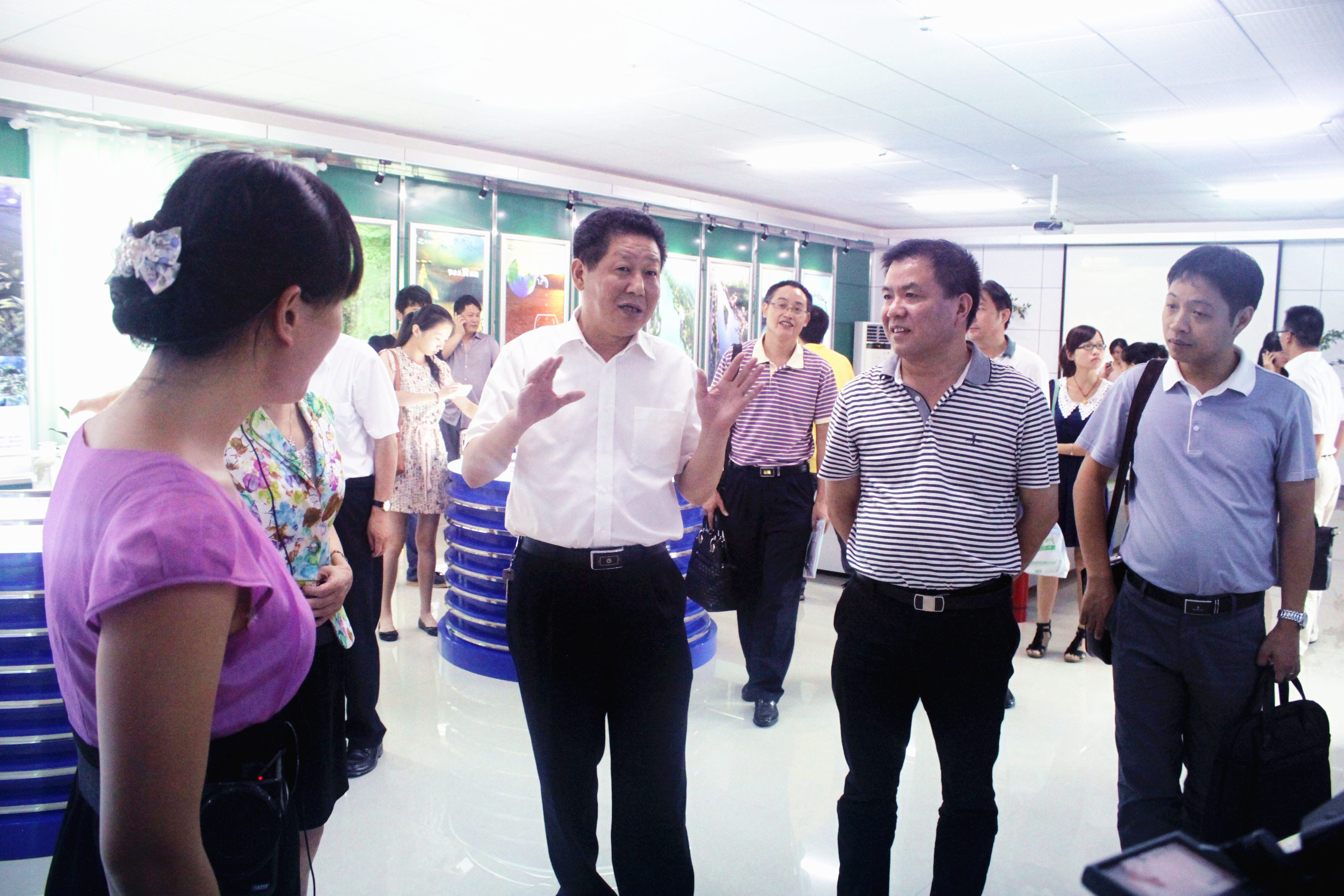 2012年8月，省委宣传部纪检组长肖君华在时任市委常委，宣传部部长钱德喜的带领下莅临完美平台_完美（中国）一站式服务平台视察.JPG