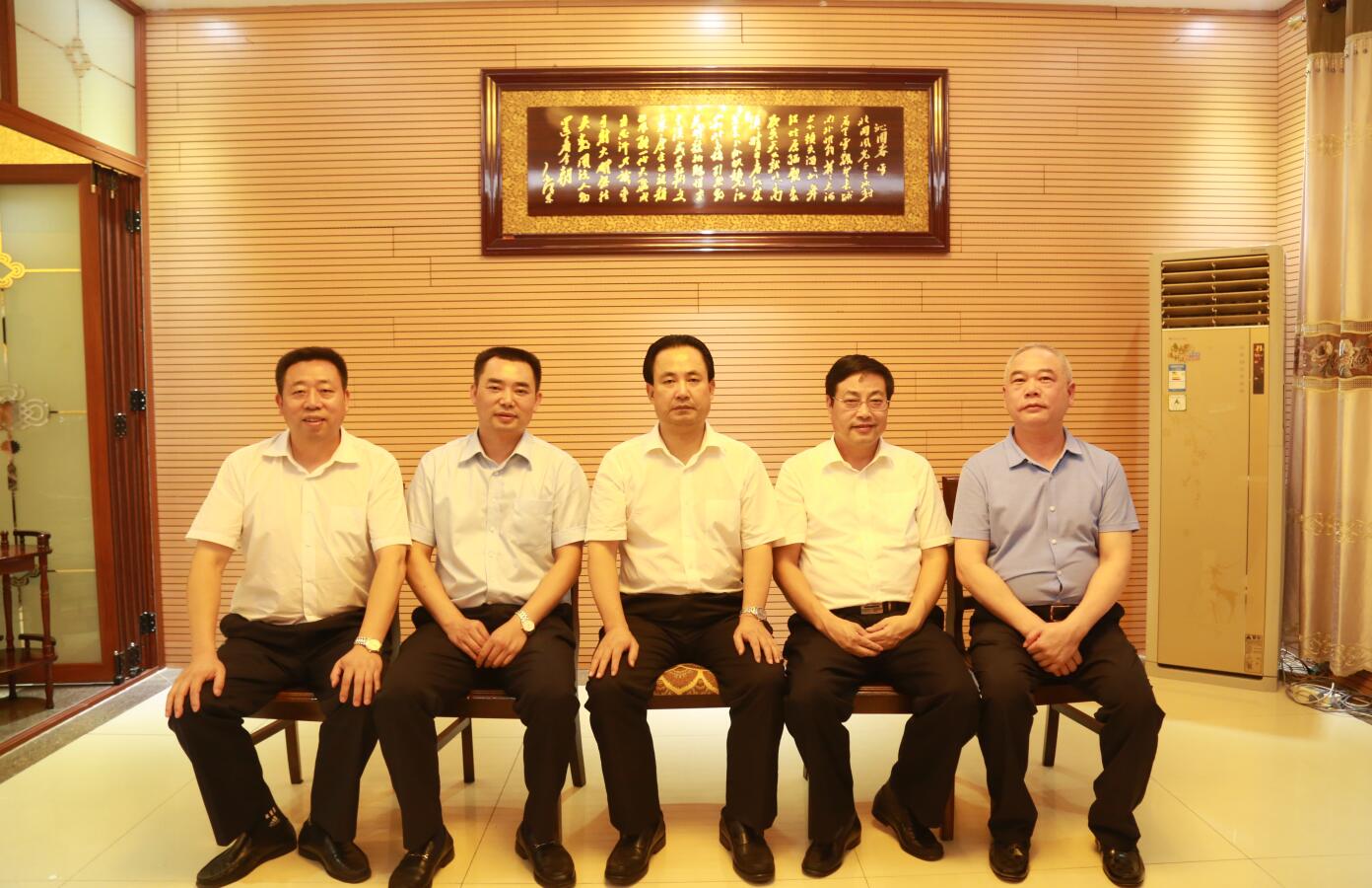 2016年9月，时任市委常务副市长杨亲鹏等领导莅临完美平台_完美（中国）一站式服务平台指导.JPG