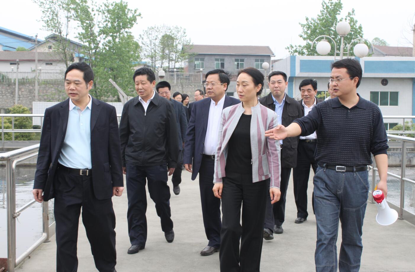 2011年4月，省政协主席，时任省委常委、统战部部长李薇薇来完美平台_完美（中国）一站式服务平台视察.JPG