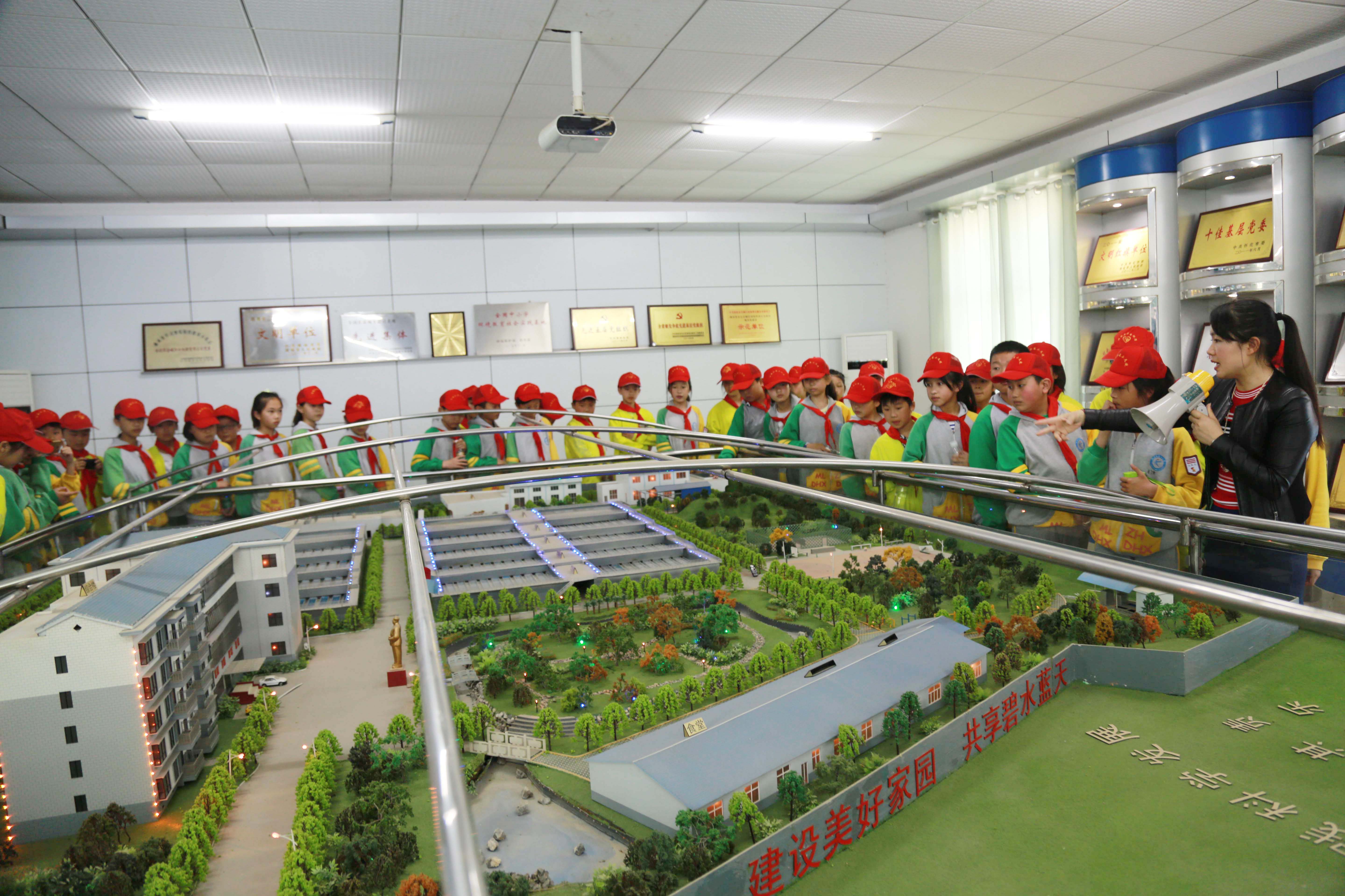 城管进校园 宏宇小学参观市污水处理有限乐鱼(中国).jpg